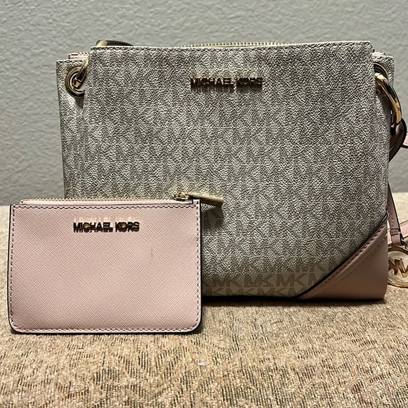 Cute envelope style Michael Kors crossbody - Picture 1 of 4